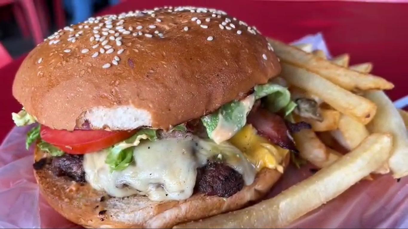 Hamburguesa con papas El Compa Chapo Guasave
